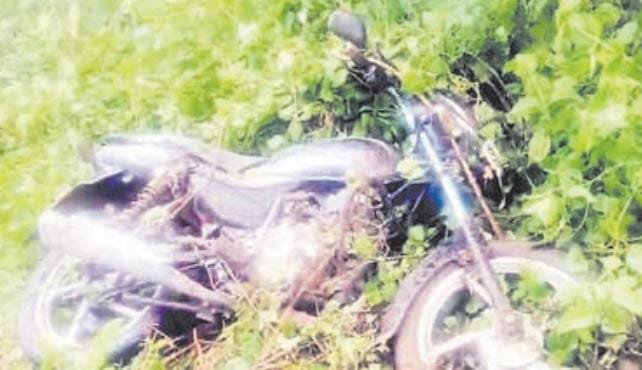 बाइक को टक्कर मार खेत में पलटी बोलेरो