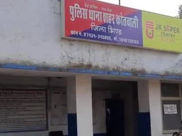 भिंड में स्कोर्पियो में सवार सरपंच पति ने की फायरिंग