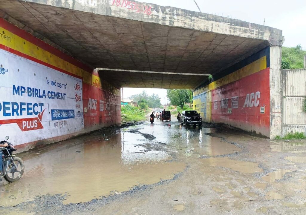 बरगवां-गोरबी अंडरपास साल भर जलभराव से जर्जर, राहगीरों की मुश्किलें बरकरार
