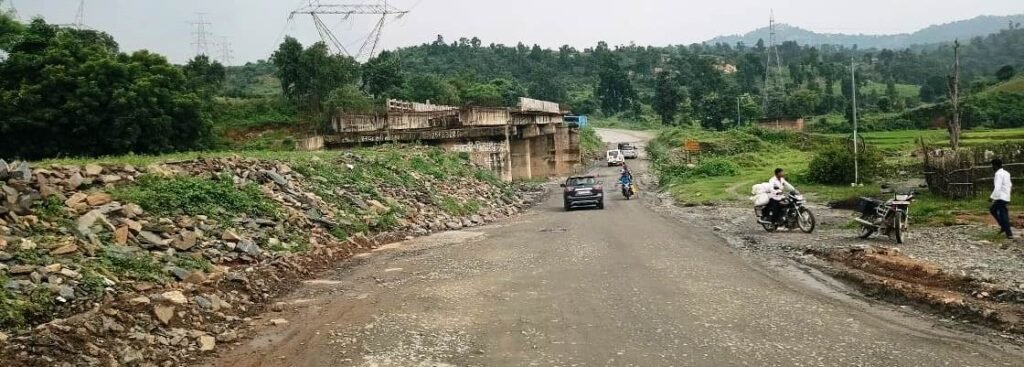 13 साल से अधूरा खाखन नदी पुल, यात्रियों की जान पर बन आया सफर