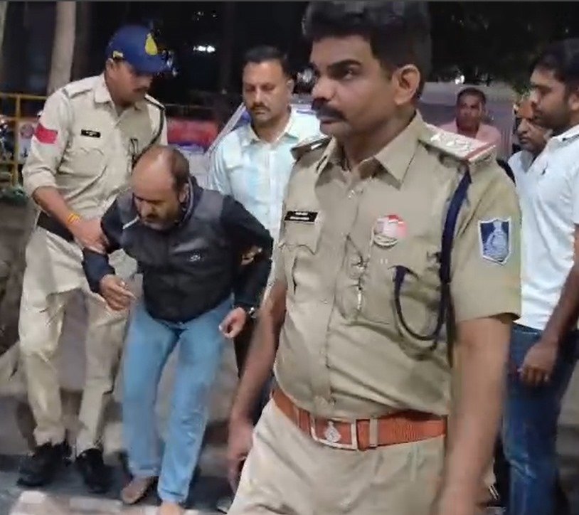 सड़क पर महिला से चैन लूटने वाले आरोपियों को भीड़ और पुलिस ने रंगेहाथ पकड़ा