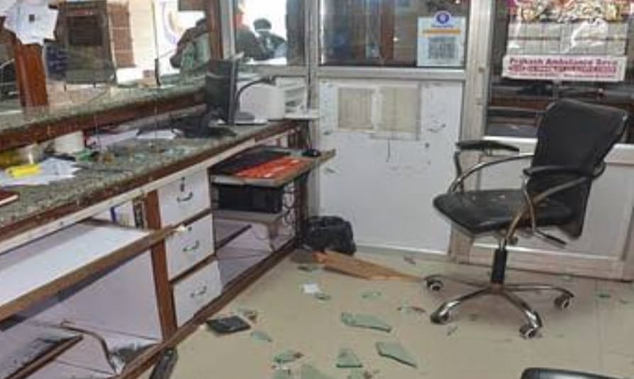 मेडिकल प्रोफेसर के क्लीनिक में  तोडफ़ोड़, दस्तावेज फैलाये