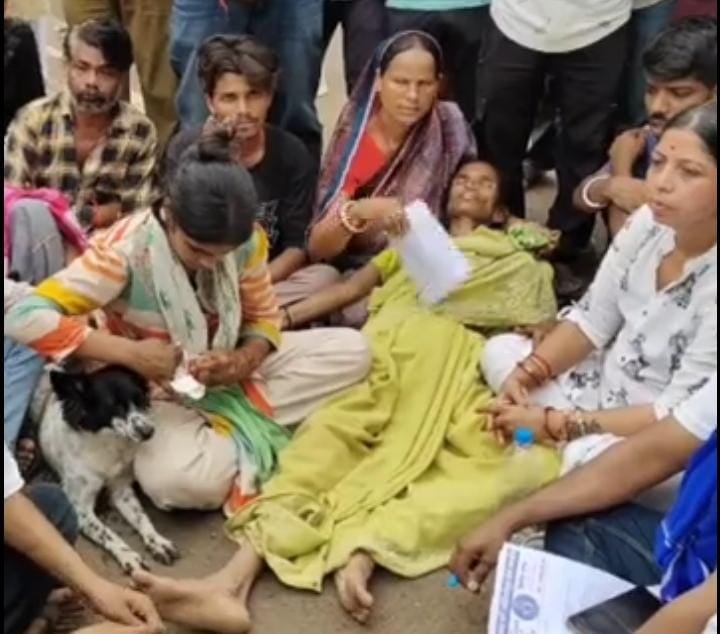 प्रशासन द्वारा मकान हटाने के बाद 5 बच्चों के साथ विधवा महिला हुई बेघर