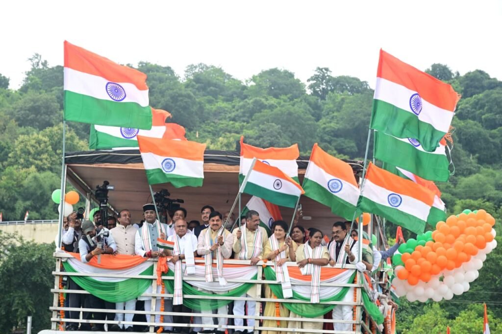 बड़े तालाब में लहराया देशभक्ति का रंग, विशाल जल तिरंगा यात्रा निकली