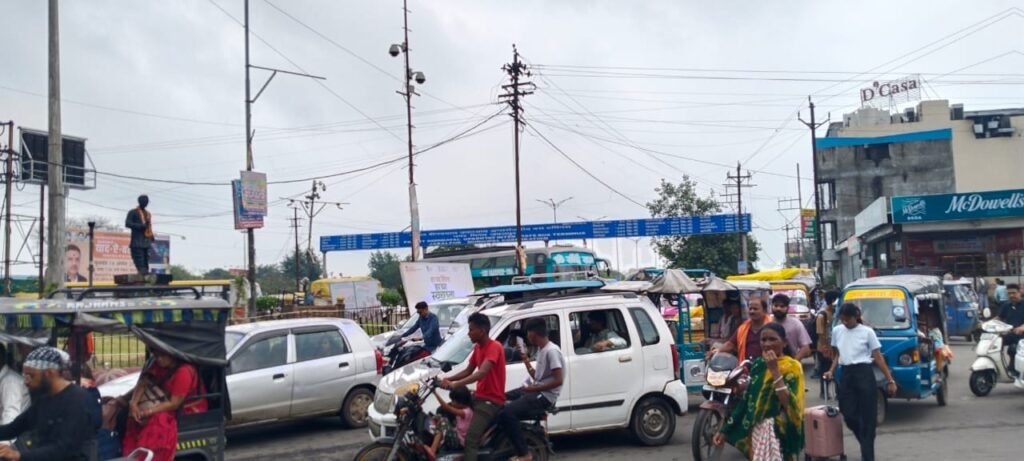 दीनदयाल में हर घंटे लग रहा जाम, चौराहा बना मुसीबत
