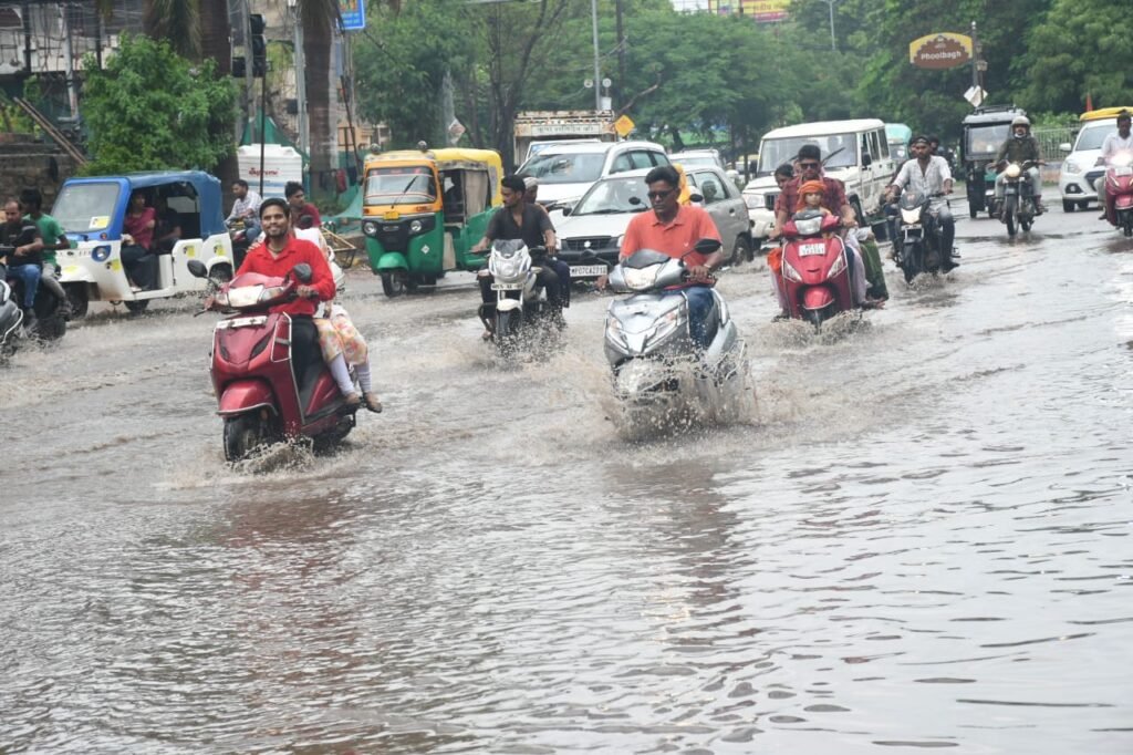 ग्वालियर में रात से लगातार जारी तेज बारिश से जनजीवन ठप, नदी-नाले उफने, तिघरा फिर फुल