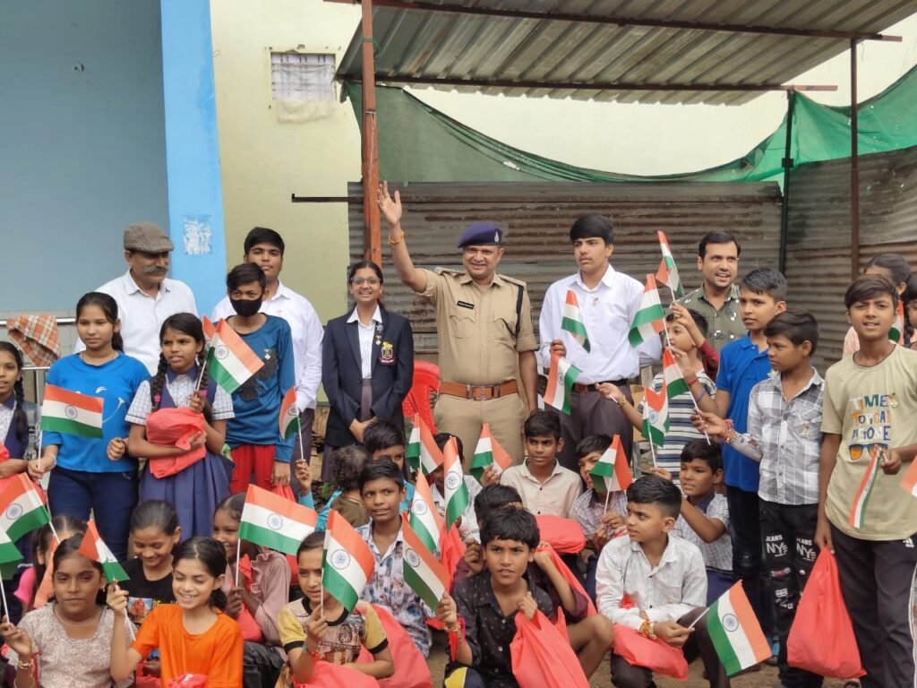 हर घर तिरंगा – हर घर स्वच्छता अभियान में पुलिस की पहल, स्कूली बच्चों में जगाई देशभक्ति