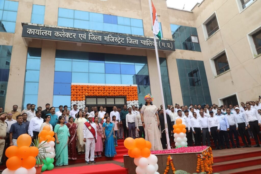 ओहदपुर की सुरम्य पहाड़ी पर स्थित कलेक्ट्रेट में लहराया तिरंगा, कलेक्टर ने किया ध्वजारोहण