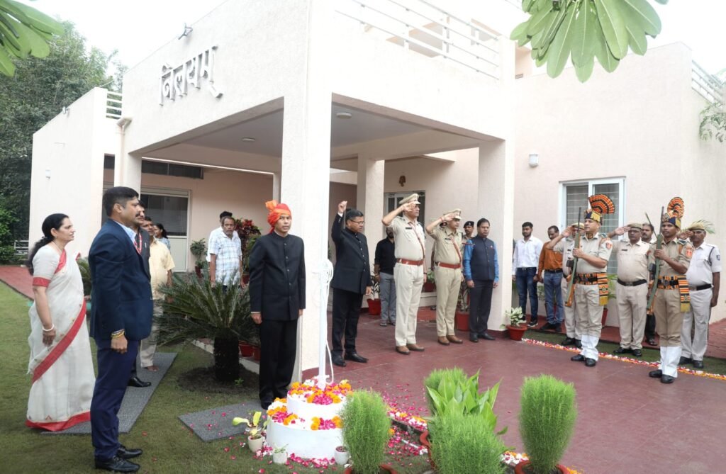 मुख्य सचिव अनुराग जैन ने अटल बिहारी वाजपेई सुशासन भवन में ध्वजारोहण किया