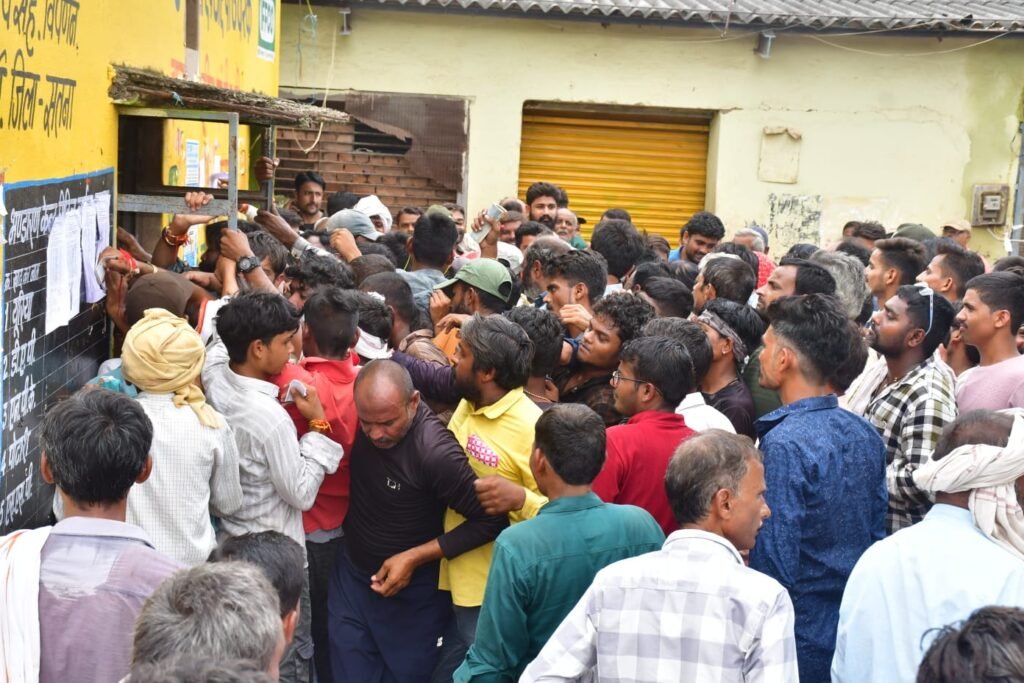 उर्वरक संकट से आक्रोशित किसानों ने सडक़ पर किया विरोध प्रदर्शन