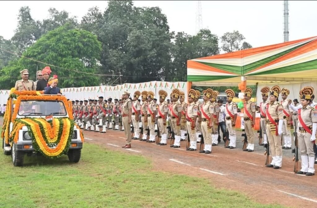 मुख्य समारोह में उप मुख्यमंत्री देवड़ा ने किया ध्वजारोहण