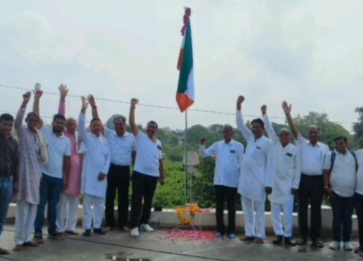 ग्वालियर कृषि मंडी में उल्टा राष्ट्रीय ध्वज फहराने पर मंडी सचिव और प्रभारी निलंबित