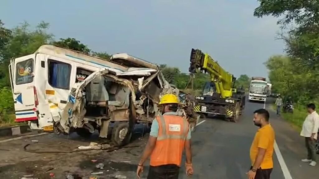 शिवपुरी में भीषण सड़क हादसे में 4 की मौत, सभी मृतक गुजरात के सिंगर