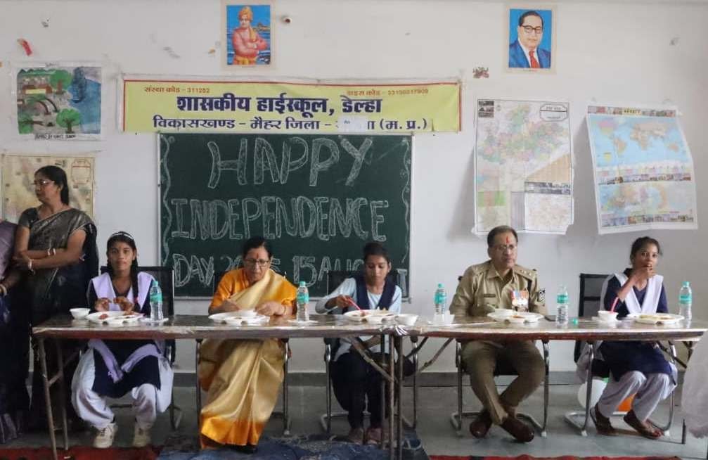 विद्यालयीन बच्चों के साथ कलेक्टर ने किया भोजन