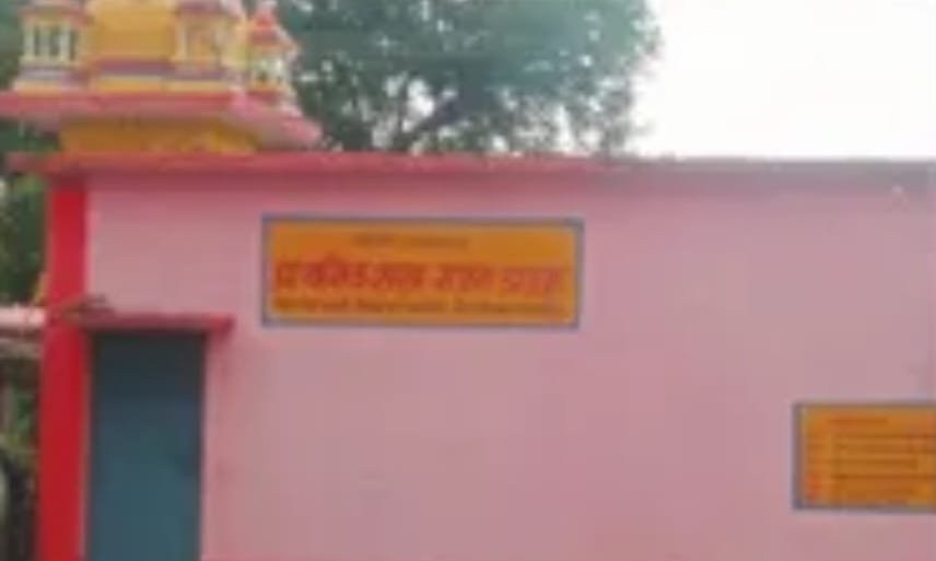 प्रधानाध्यापक पर तिरंगे के अपमान का आरोप, ग्रामीणों ने की कार्रवाई की मांग