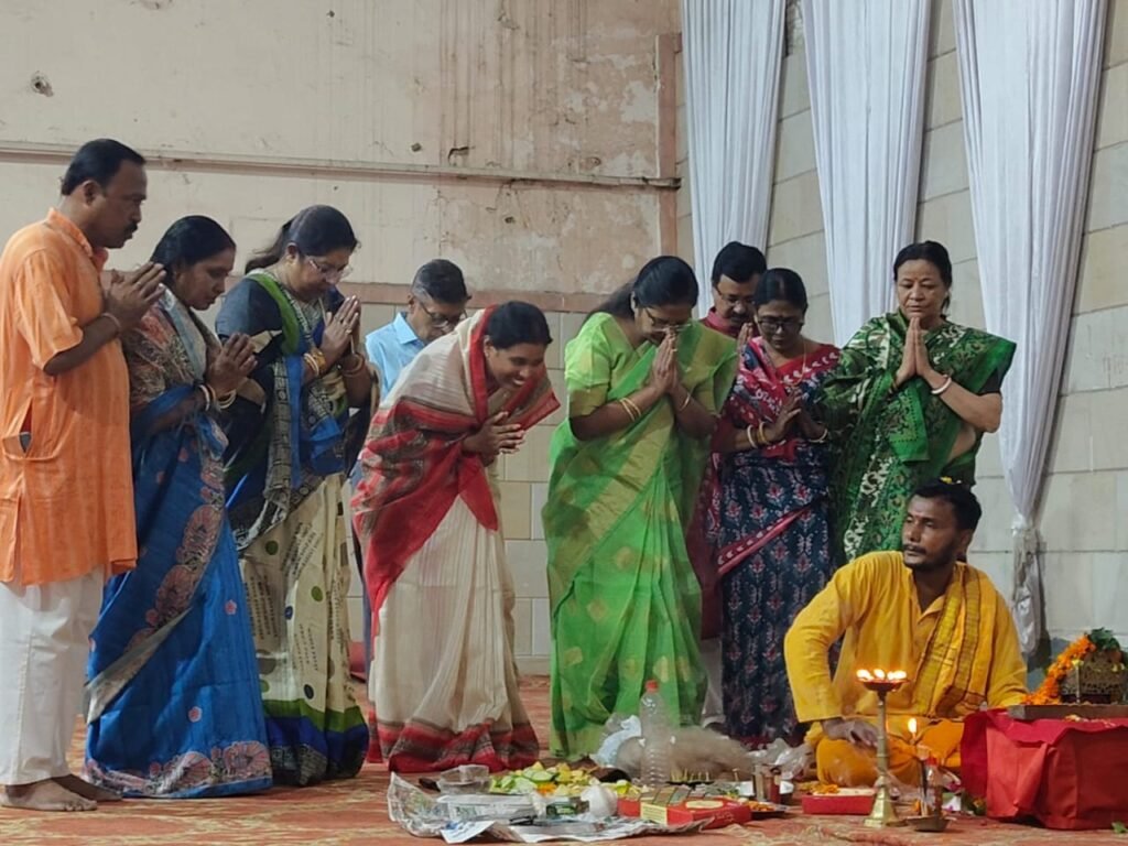 मां दुर्गा पूजा उत्सव की तैयारी, पारंपरिक काठामो पूजा का आयोजन किया