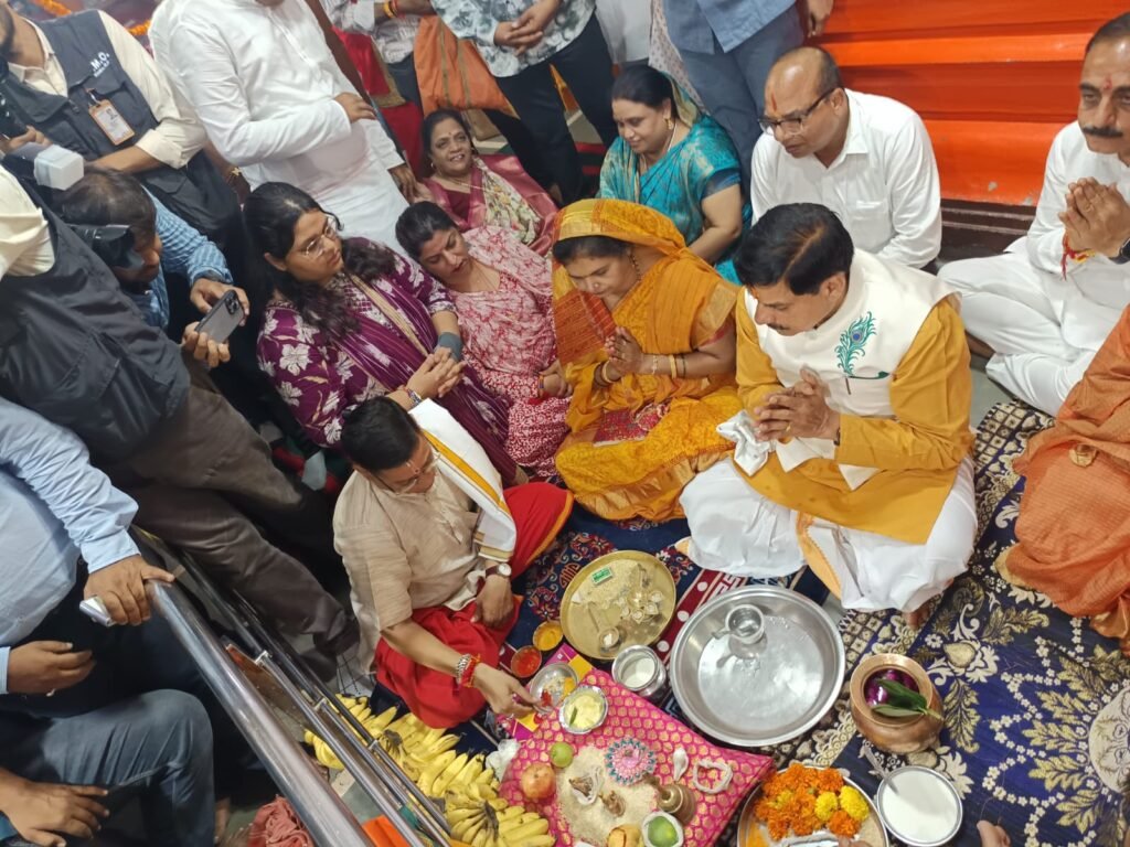 छोटी-छोटी गईया छोटे छोटे ग्वाल, महाकाल की नगरी में गूंजा जय गोपाल