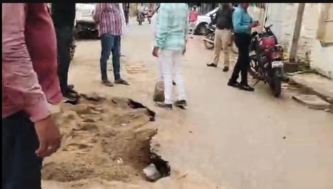 ग्वालियर में अब सागर ताल रोड पर सड़क धंसी, निगम की खुली पोल