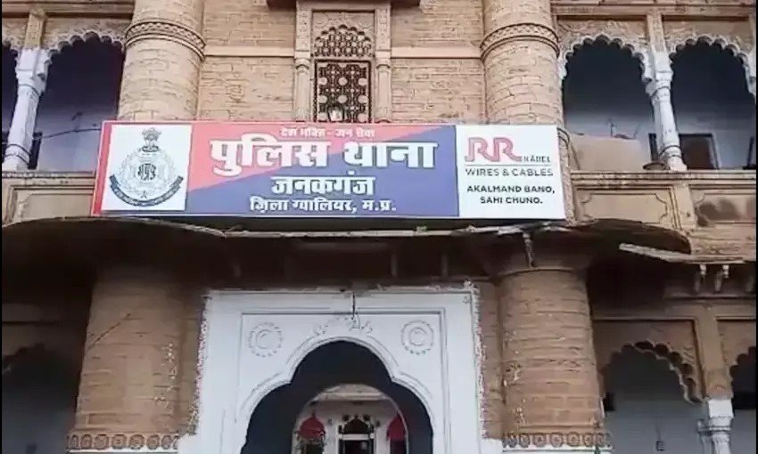 दो कुशवाहा परिवार भिड़े, घर पर चलाईं गोलियां