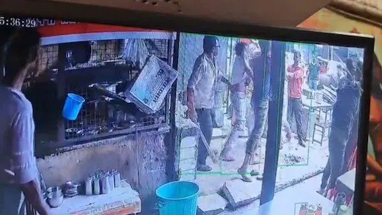 रेस्टोरेंट के बाहर शराब पीने से रोका तो शराबियों ने संचालक को पीटा