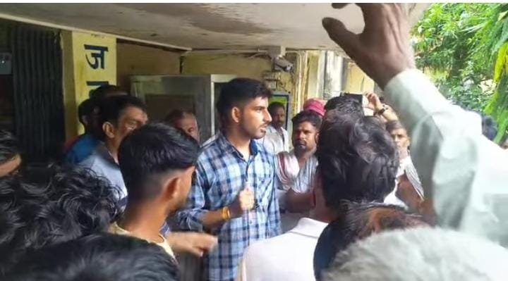 खाद न मिलने पर किसान पुलिस थाने पहुंचे