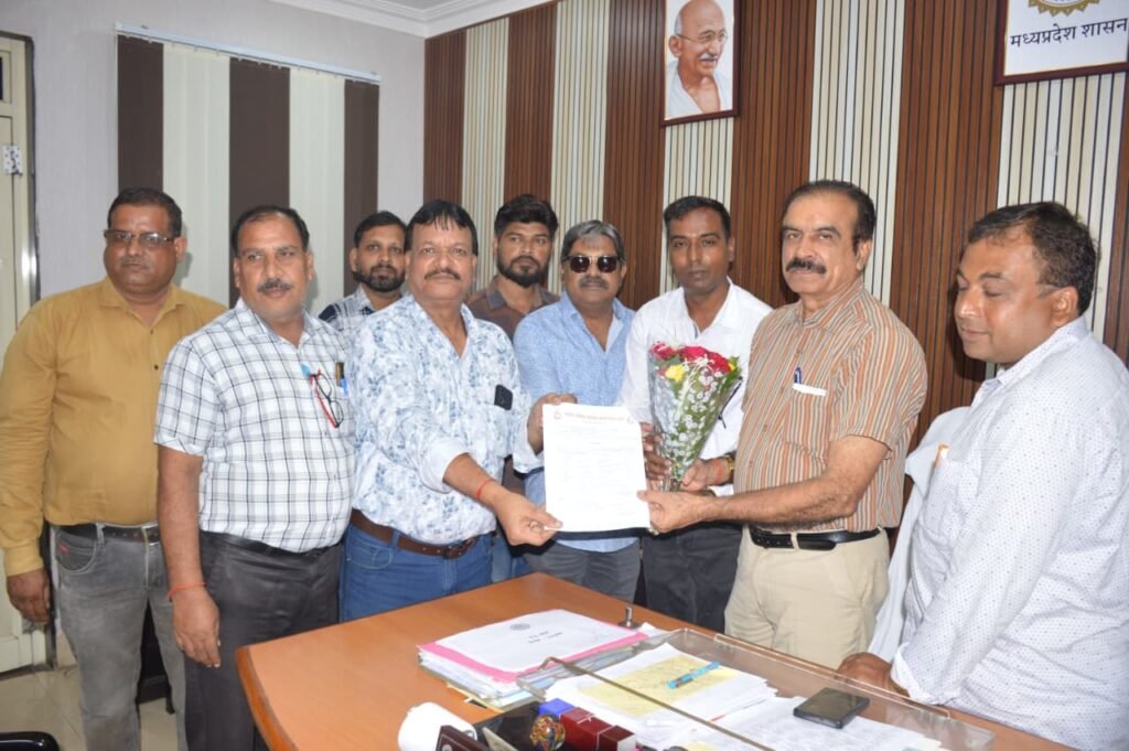 सीएमएचओ से मांग : समयमान वेतनमान में विलंब न किया जाए