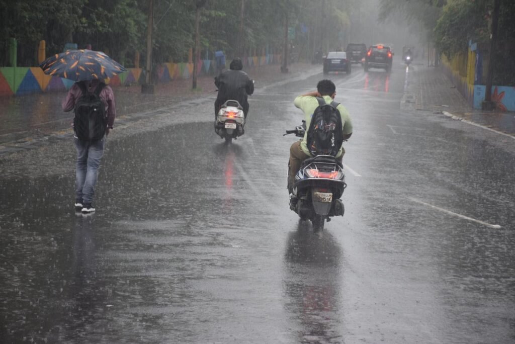 दिनभर चला रिमझिम बारिश का दौर