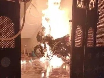 घर की पार्किंग में खड़ी बाइक में लगी आग, फायर बिग्रेड ने बुझाई लपटें