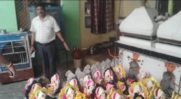 मूर्ति कलाकारों के घरों पर पीओपी से बनती मिली गणेश प्रतिमाएं