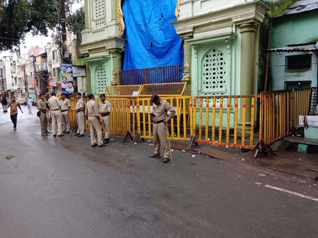 इमामबाड़े का कब्जा दिलवाया लोक निर्माण विभाग को, उन्माहद फैलाने वालों पर होगी कार्रवाई