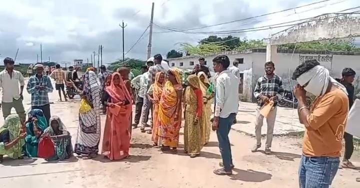 खाद की किल्लत से नाराज किसानों ने रोड की जाम