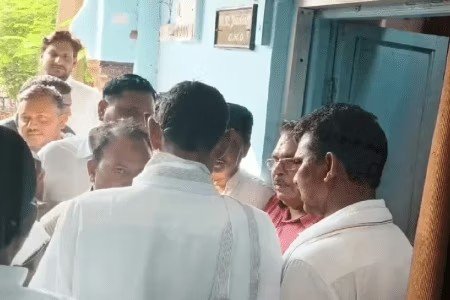 अतिक्रमण मुद्दा : कांग्रेस विधायकों संग दुकानदारों ने नपा सीएमओ को घेरा