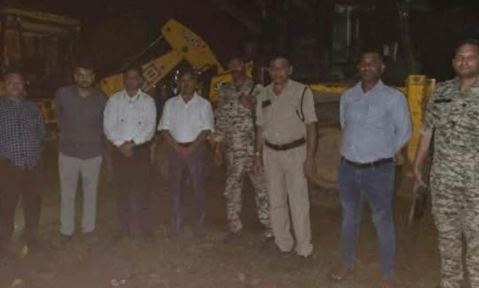 अवैध रेत उत्खनन करते हुए दो जेसीबी मशीनें जब्त