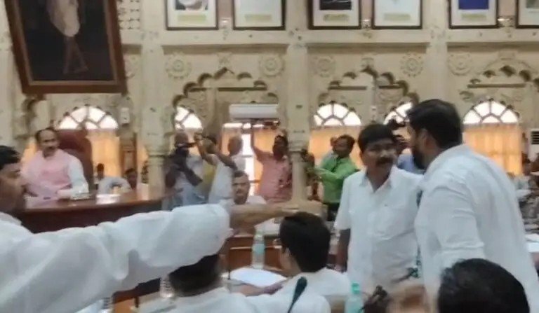 ग्वालियर नगर निगम में बवाल, अध्यक्ष और भाजपा पार्षद आमने-सामने, बर्खास्तगी की नौबत