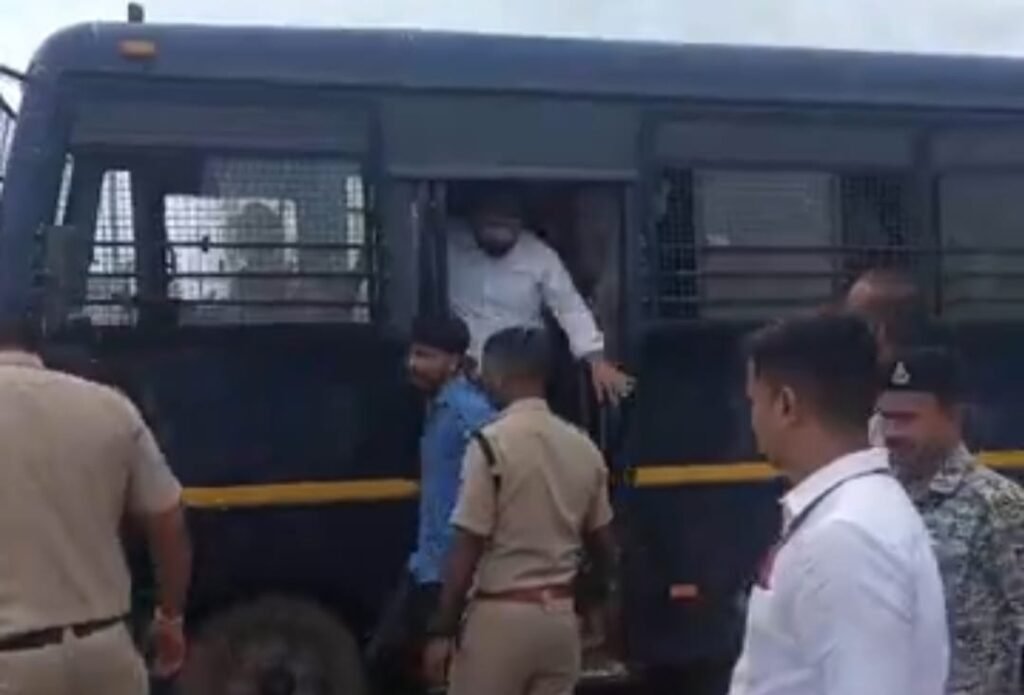 मुख्यमंत्री से मिलने की मांग पर अड़े युकां जिला अध्यक्ष हिरासत में लिए गये