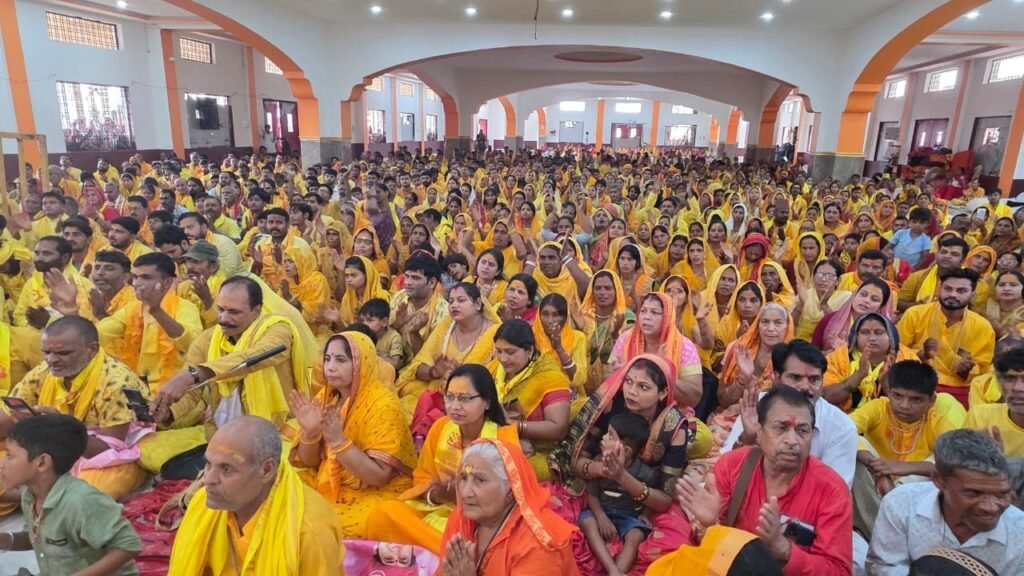 विदेश यात्रा से लौटे बागेश्वर धाम प्रमुख धीरेन्द्र शास्त्री, सैकड़ों भक्तों ने ली दीक्षा