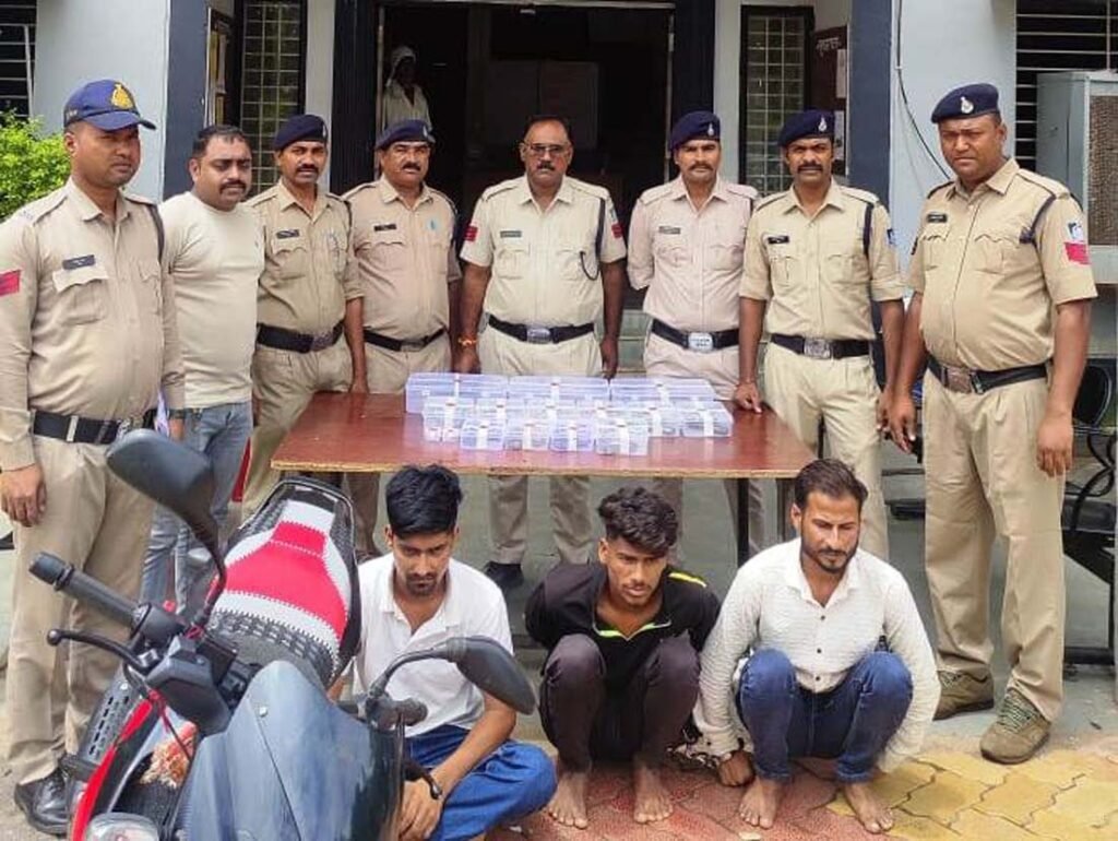 बिचौलिये के साथ राजस्थान के दो बदमाश अवैध हथियार के साथ गिरफ्तार