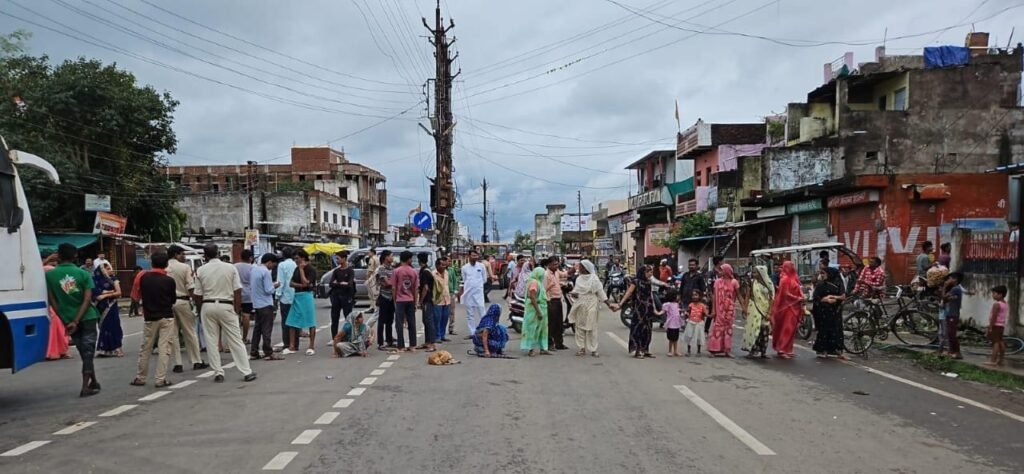 बारिश से जलभराव पर हिदरदेपुर वासियों का आक्रोश, मार्ग पर जाम की स्थिति
