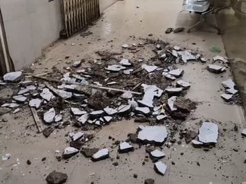 बारिश से पिछोर अस्पताल की छत का प्लास्टर गिरा, महिला घायल, टीन शेड में गुजारी रात