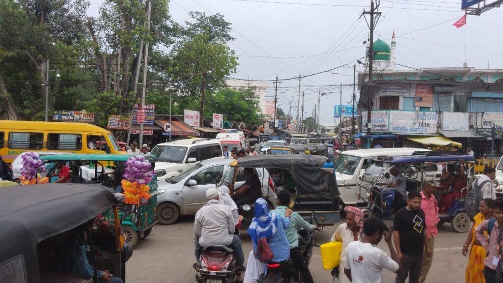 चौराहो से गायब यातायात पुलिस, जाम से जूझते लोग