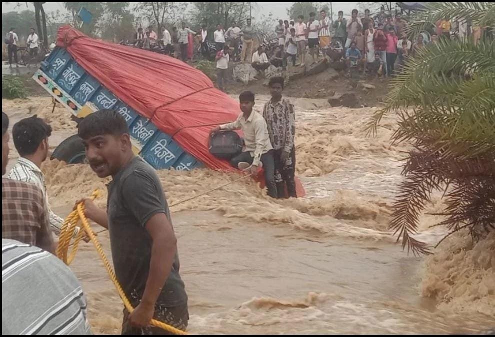 शिवपुरी में जबरदस्त बारिश से हालात बिगड़े, नदी में युवक बहा, नाले में कार गिरी, घरों में पानी भरा