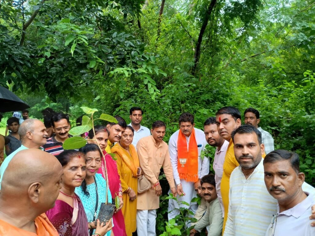 रामकृष्ण मण्डल में एक पेड़ माँ के नाम के तहत किया वृक्षारोपण