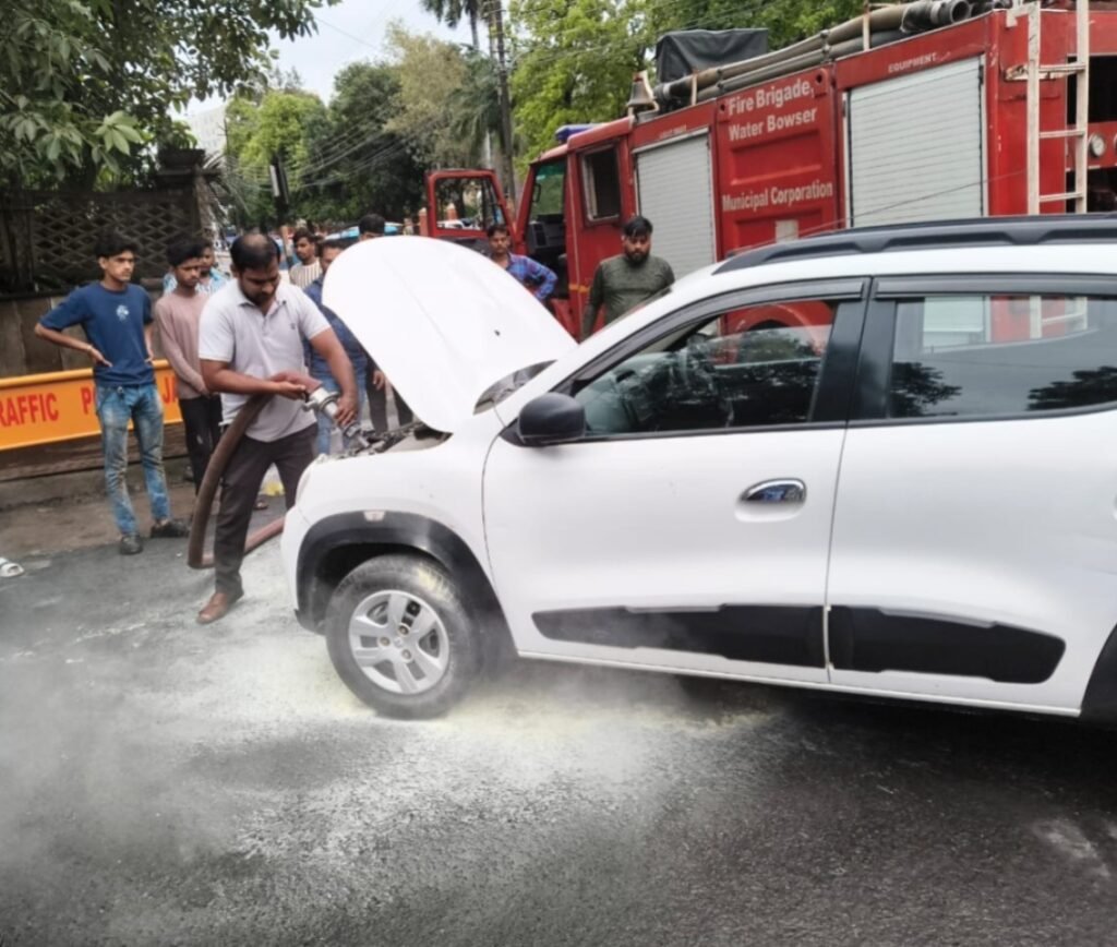 चलती कार के बोनट में भड़की आग