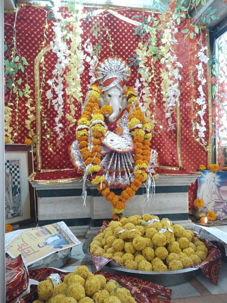 गेहलोद परिवार का मोदक संकल्प प्रतिवर्ष 1 किलो मोदक बढ़ाकर लगाते हैं भोग