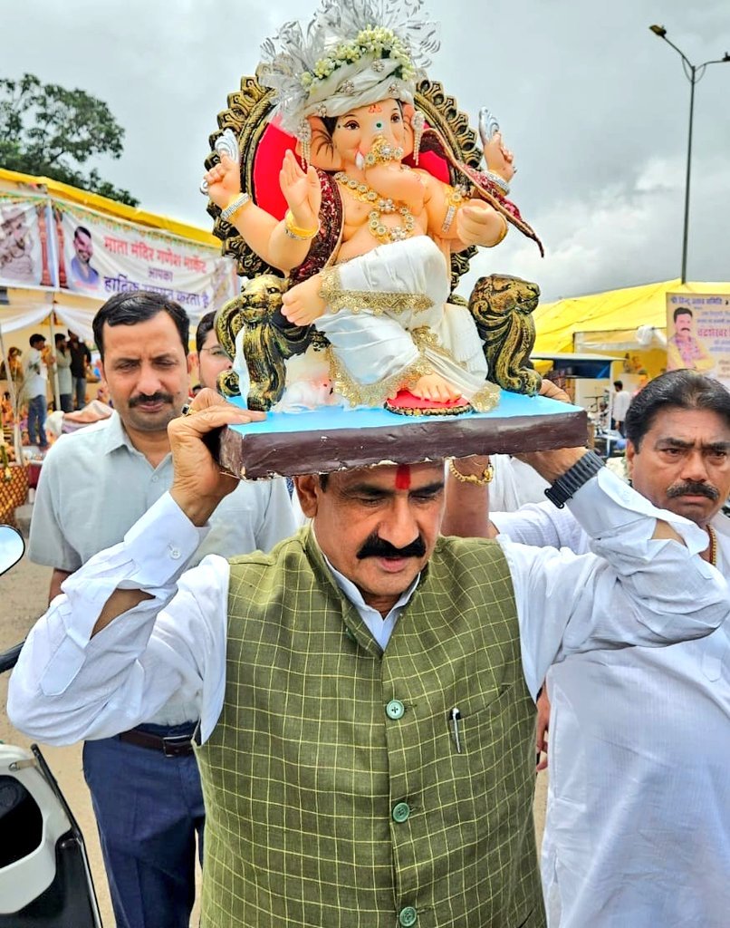 डॉ. नरोत्तम मिश्रा के डबरा स्थित निवास पर विघ्नहर्ता विराजे