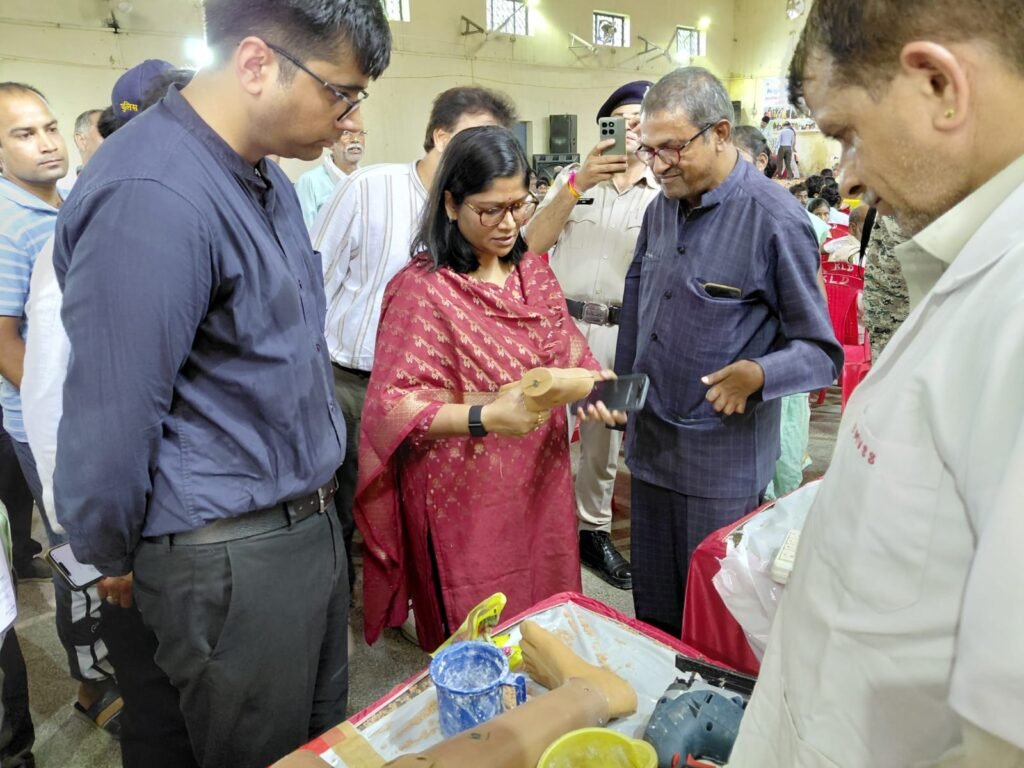 रेडक्रॉस सोसायटी ने डबरा में लगाया दिव्यांग सहायता शिविर