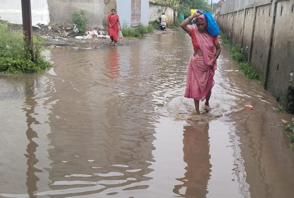 एयरपोर्ट रोड लाल खेड़ी में अवैध कब्जे से नाला बंद, बारिश में जलभराव से लोग परेशान
