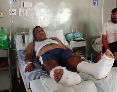 रेत कारोबारी ने गुर्गों के साथ चाचा-भतीजे पर किया हमला, चैन लूटने का आरोप