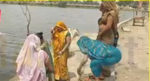 गौरी सरोवर तालाब पर लगा मोर छट का मेला