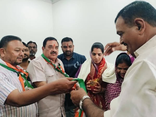 दलबदल कायम रख पाएगा लक्ष्मी की अध्यक्षी!
